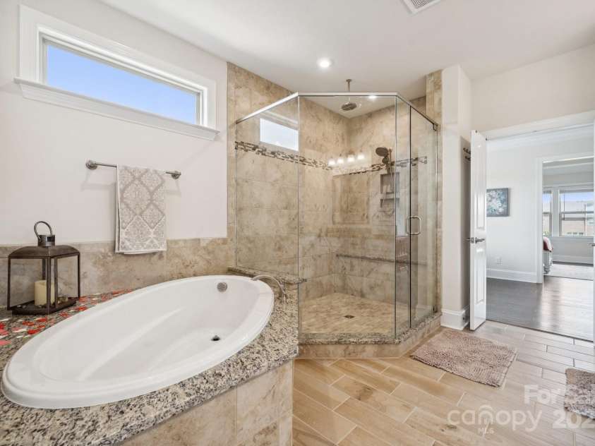 12410 Franklin Park Lane, Huntersville, NC 28078.  MLS# CAR4269080, YatesRealty ID 26771. Primary Garden tub and shower