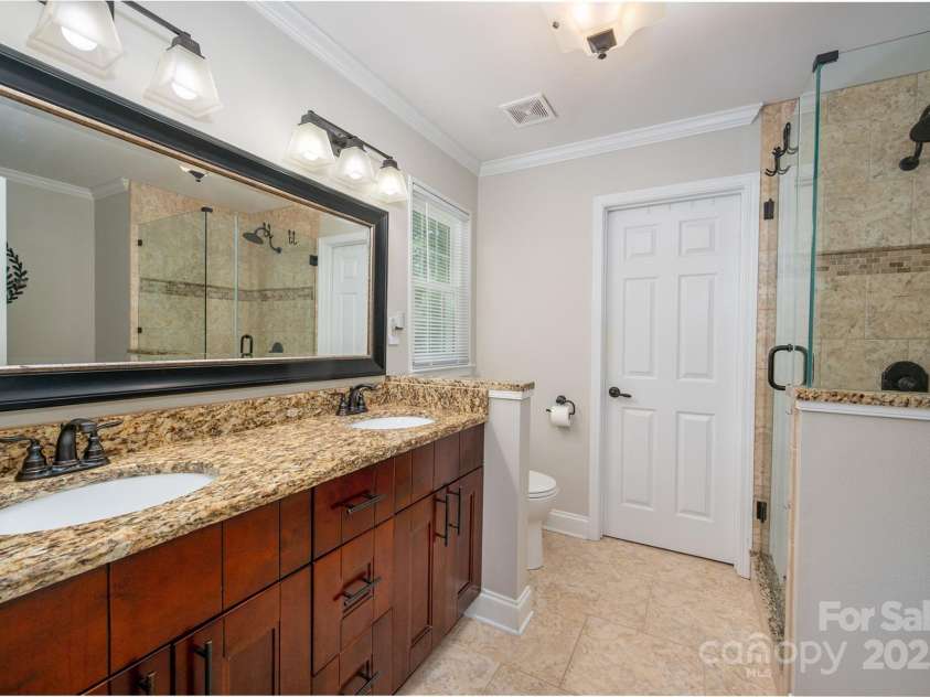 6422 Gatesville Lane, Charlotte, NC 28270.  MLS# CAR4274062, YatesRealty ID 26773. Primary Bath