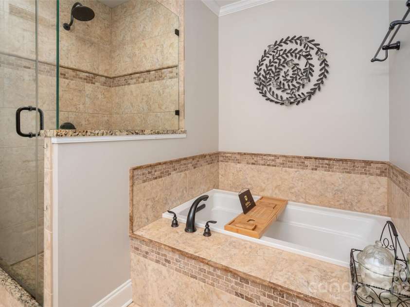 6422 Gatesville Lane, Charlotte, NC 28270.  MLS# CAR4274062, YatesRealty ID 26773. Primary Bath