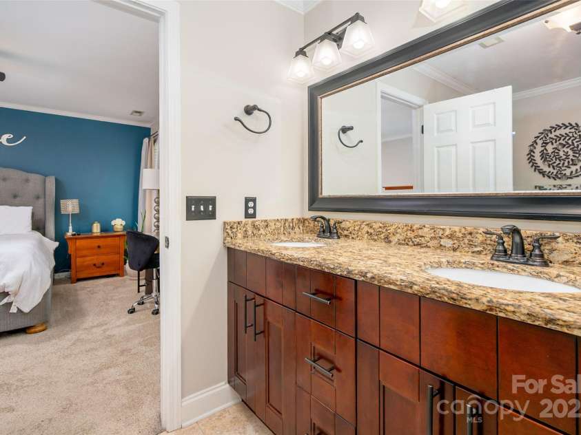 6422 Gatesville Lane, Charlotte, NC 28270.  MLS# CAR4274062, YatesRealty ID 26773. Primary Bath