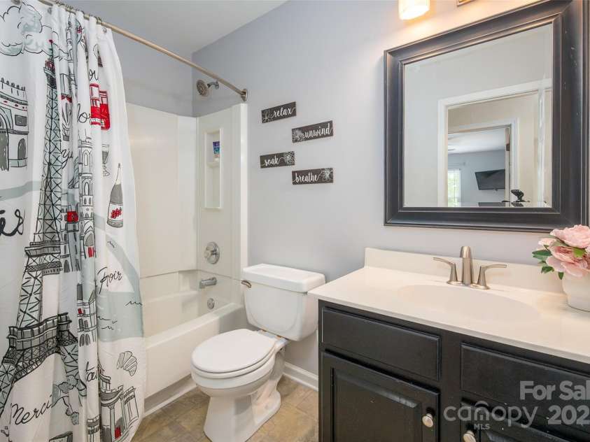 6422 Gatesville Lane, Charlotte, NC 28270.  MLS# CAR4274062, YatesRealty ID 26773. Upper Bath
