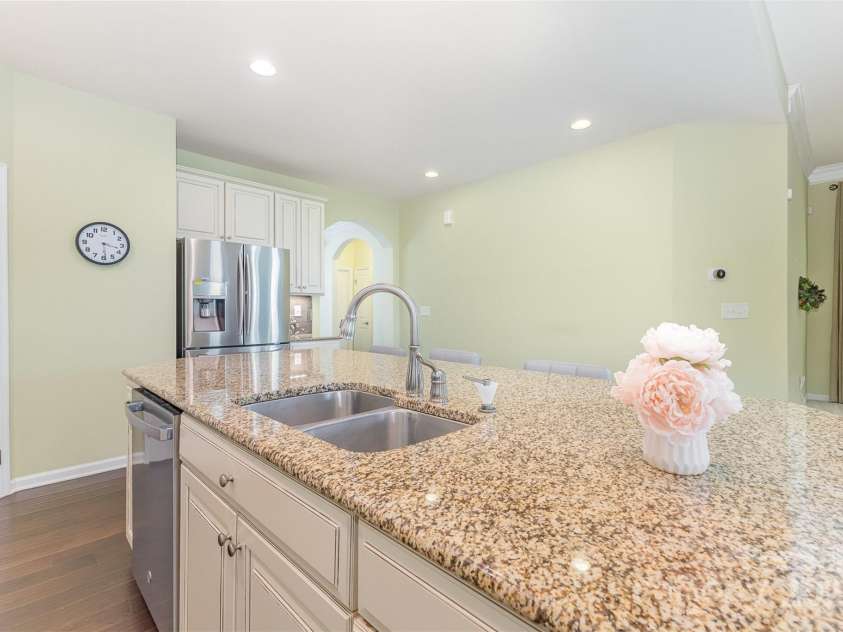1116 Arnott Lane, Matthews, NC 28105.  MLS# CAR4274820, YatesRealty ID 26774. 