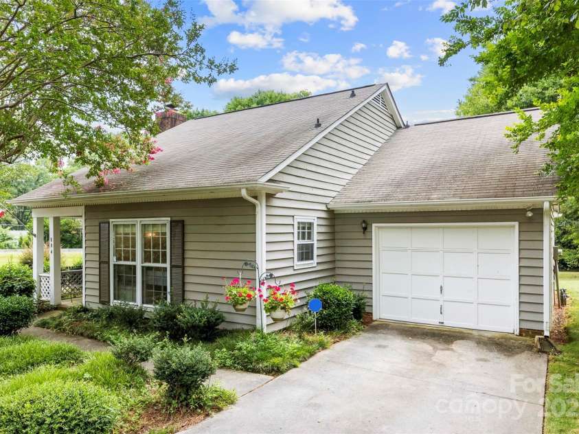804 Bradford Woods Drive, Charlotte, NC 28209.  MLS# CAR4280959, YatesRealty ID 26776. 