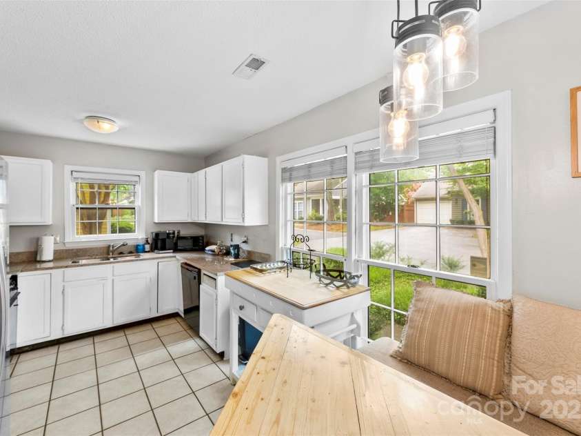 804 Bradford Woods Drive, Charlotte, NC 28209.  MLS# CAR4280959, YatesRealty ID 26776. 