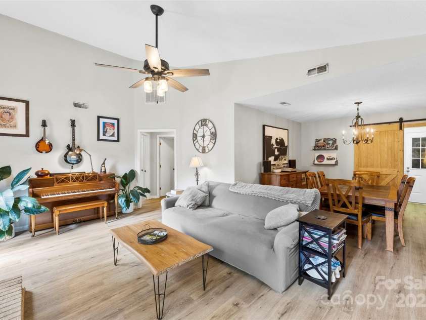 804 Bradford Woods Drive, Charlotte, NC 28209.  MLS# CAR4280959, YatesRealty ID 26776. 