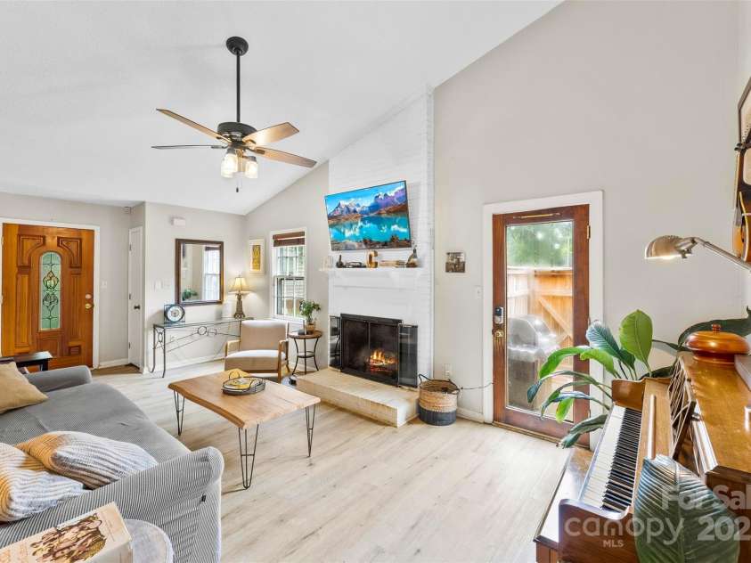 804 Bradford Woods Drive, Charlotte, NC 28209.  MLS# CAR4280959, YatesRealty ID 26776. 