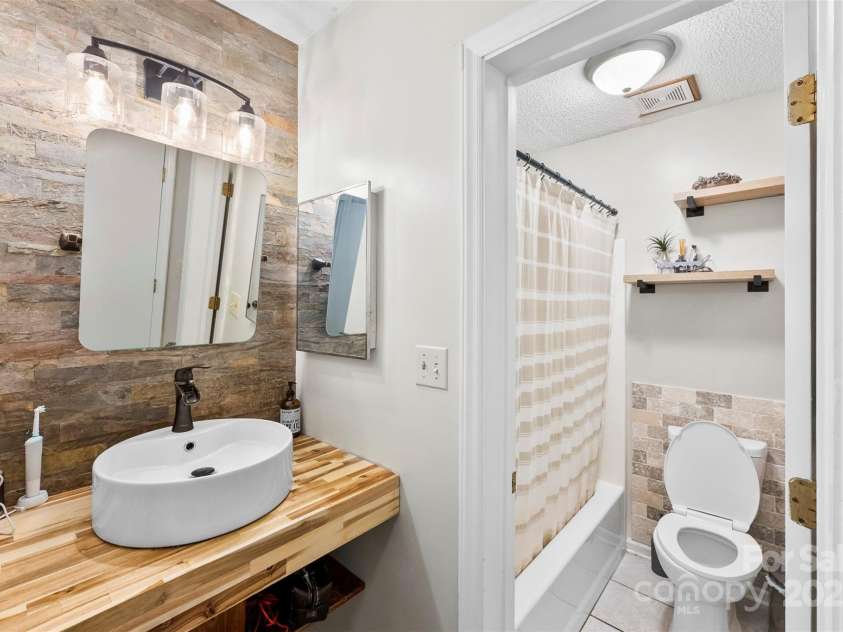 804 Bradford Woods Drive, Charlotte, NC 28209.  MLS# CAR4280959, YatesRealty ID 26776. 