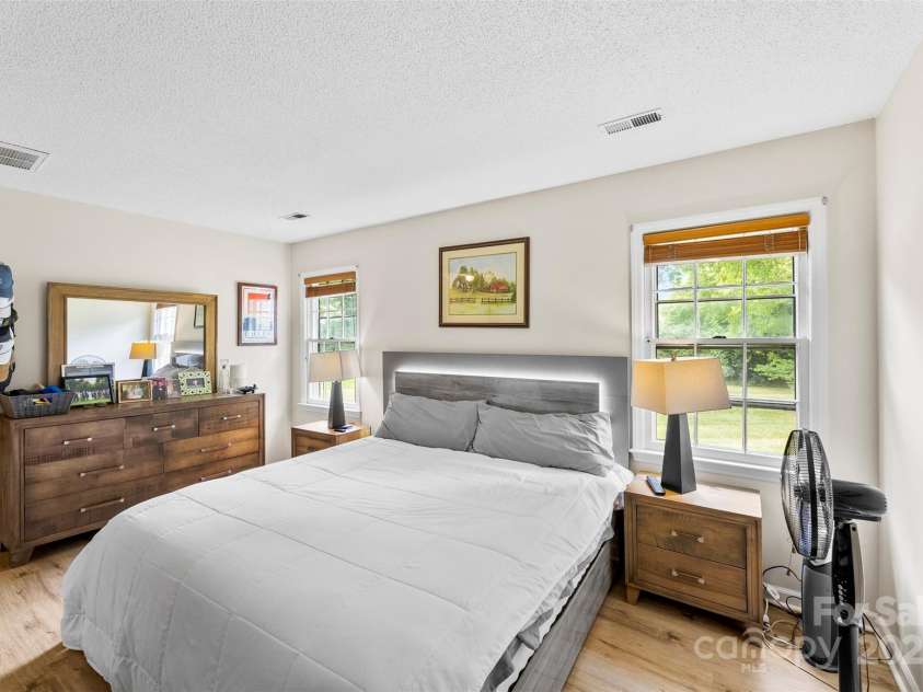 804 Bradford Woods Drive, Charlotte, NC 28209.  MLS# CAR4280959, YatesRealty ID 26776. 