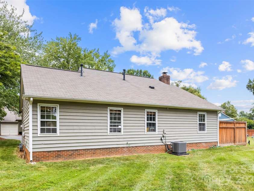 804 Bradford Woods Drive, Charlotte, NC 28209.  MLS# CAR4280959, YatesRealty ID 26776. 