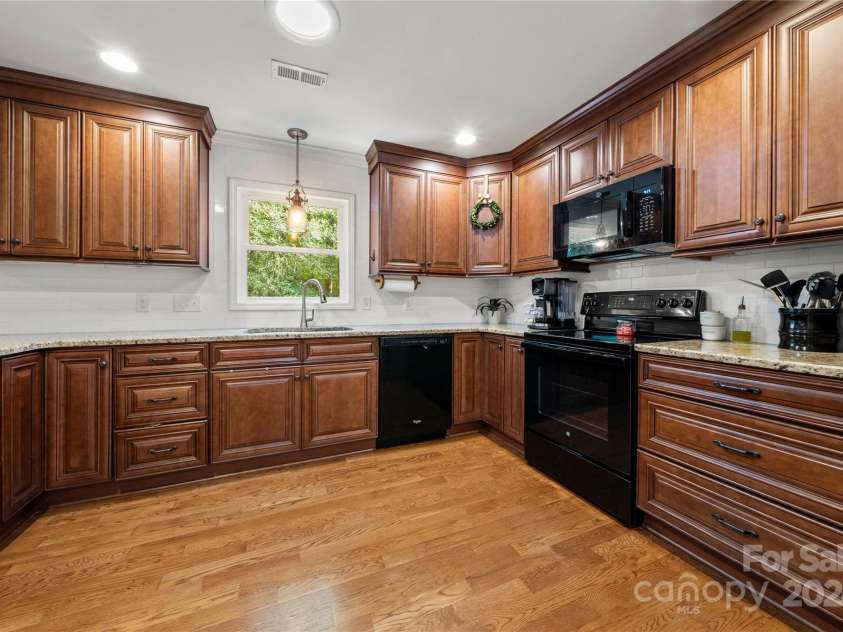 1447 London Drive, Rock Hill, SC 29732.  MLS# CAR4180114, YatesRealty ID 2678. Kitchen with Ample Cabinet Space