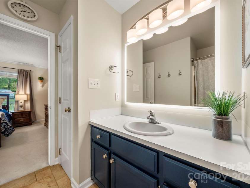 1447 London Drive, Rock Hill, SC 29732.  MLS# CAR4180114, YatesRealty ID 2678. Primary Bath