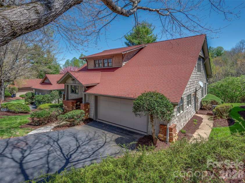 19 Lacoste Drive, Hendersonville, NC 28739.  MLS# CAR4386637, YatesRealty ID 26783. 