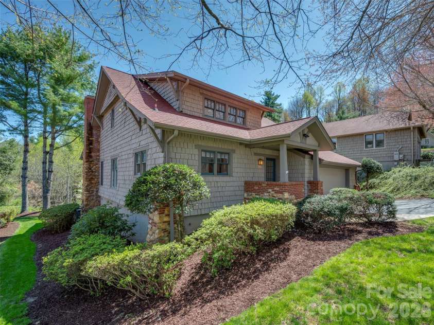 19 Lacoste Drive, Hendersonville, NC 28739.  MLS# CAR4386637, YatesRealty ID 26783. 