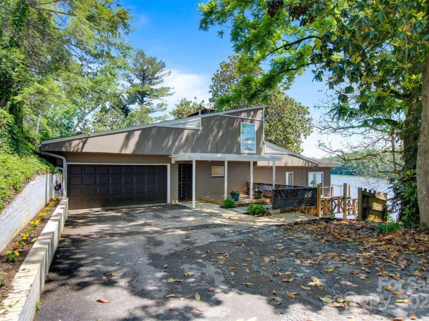 6664 Lake Shore Drive, Hickory, NC 28601.  MLS# CAR4256020, YatesRealty ID 26787. 