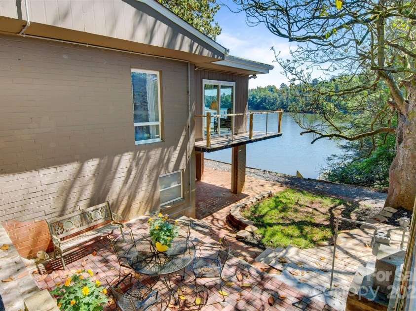 6664 Lake Shore Drive, Hickory, NC 28601.  MLS# CAR4256020, YatesRealty ID 26787. 