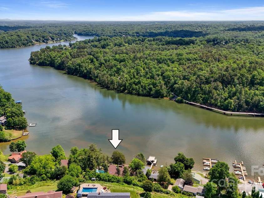 6664 Lake Shore Drive, Hickory, NC 28601.  MLS# CAR4256020, YatesRealty ID 26787. 