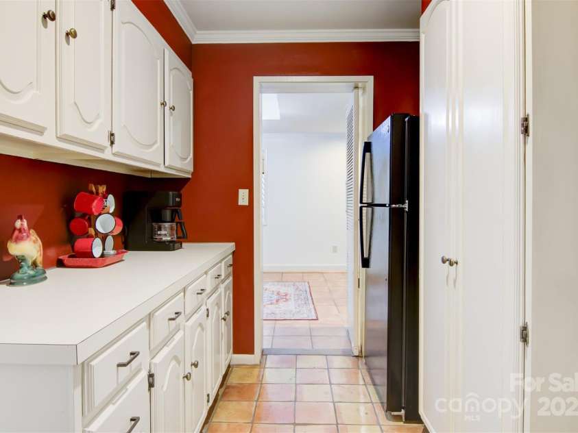 6664 Lake Shore Drive, Hickory, NC 28601.  MLS# CAR4256020, YatesRealty ID 26787. 