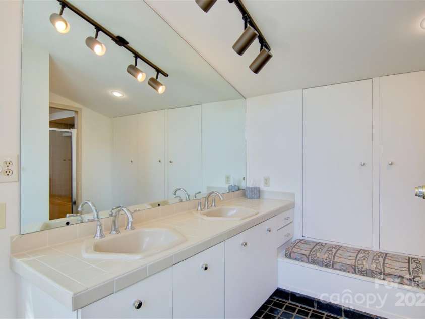 6664 Lake Shore Drive, Hickory, NC 28601.  MLS# CAR4256020, YatesRealty ID 26787. 