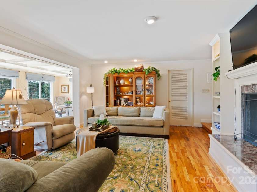 6664 Lake Shore Drive, Hickory, NC 28601.  MLS# CAR4256020, YatesRealty ID 26787. 