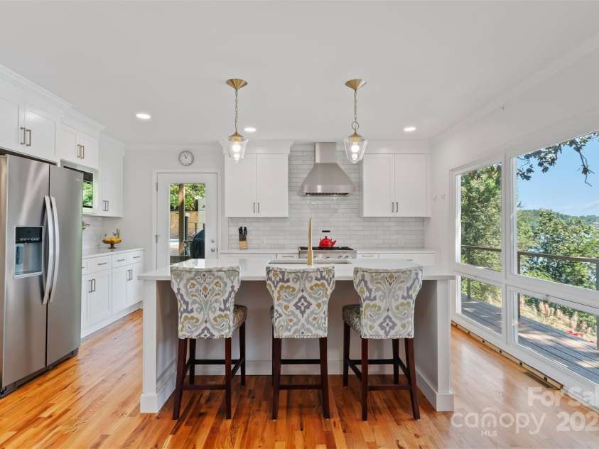 6664 Lake Shore Drive, Hickory, NC 28601.  MLS# CAR4256020, YatesRealty ID 26787. 