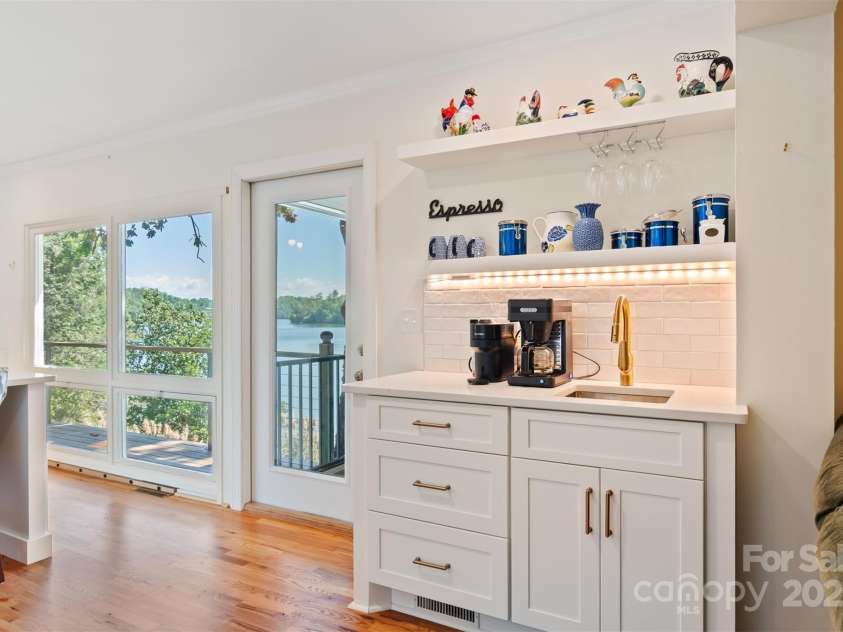6664 Lake Shore Drive, Hickory, NC 28601.  MLS# CAR4256020, YatesRealty ID 26787. 