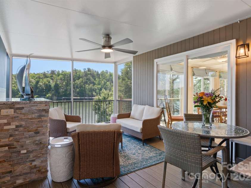 6664 Lake Shore Drive, Hickory, NC 28601.  MLS# CAR4256020, YatesRealty ID 26787. 