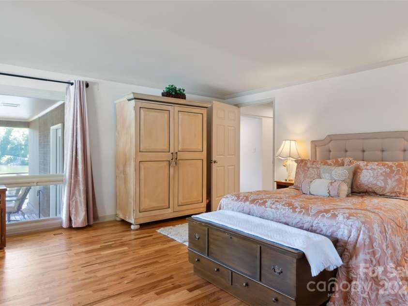 6664 Lake Shore Drive, Hickory, NC 28601.  MLS# CAR4256020, YatesRealty ID 26787. 
