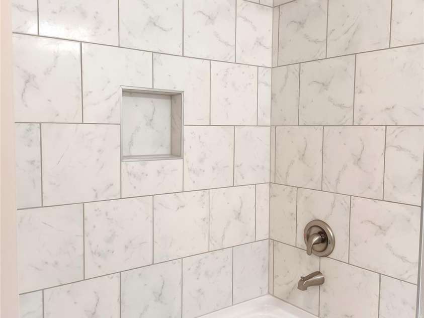 368 Lippard Farm Road, Statesville, NC 28625.  MLS# CAR4277518, YatesRealty ID 26788. Details!  All tile bath with recesssed niche