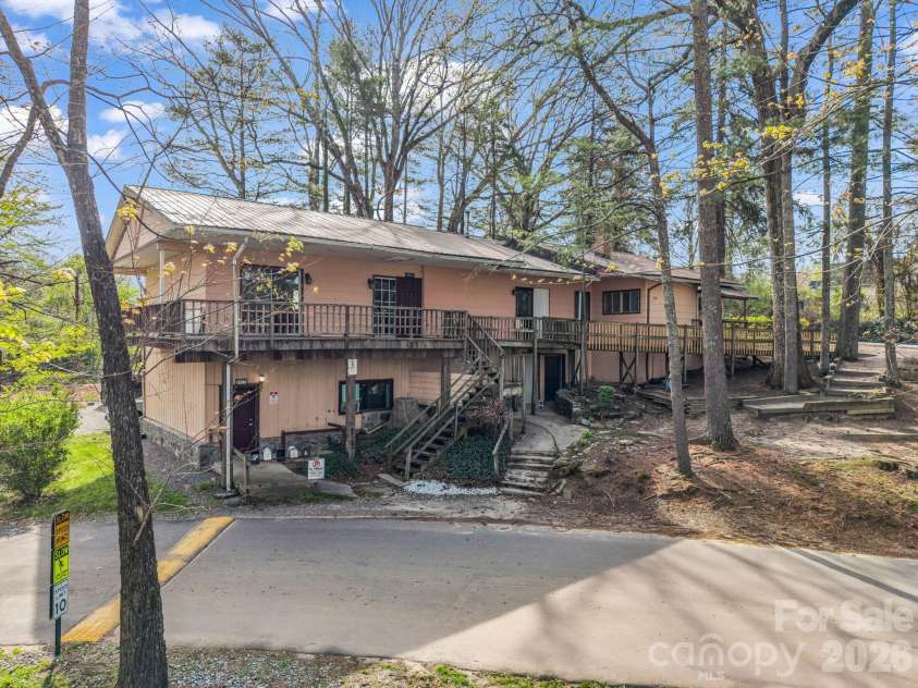 76 Adeles Way, Hendersonville, NC 28792.  MLS# CAR4368452, YatesRealty ID 26789. 