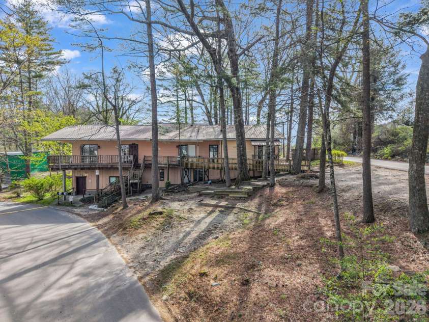 76 Adeles Way, Hendersonville, NC 28792.  MLS# CAR4368452, YatesRealty ID 26789. 
