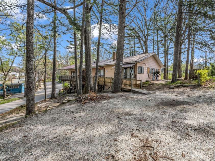 76 Adeles Way, Hendersonville, NC 28792.  MLS# CAR4368452, YatesRealty ID 26789. 