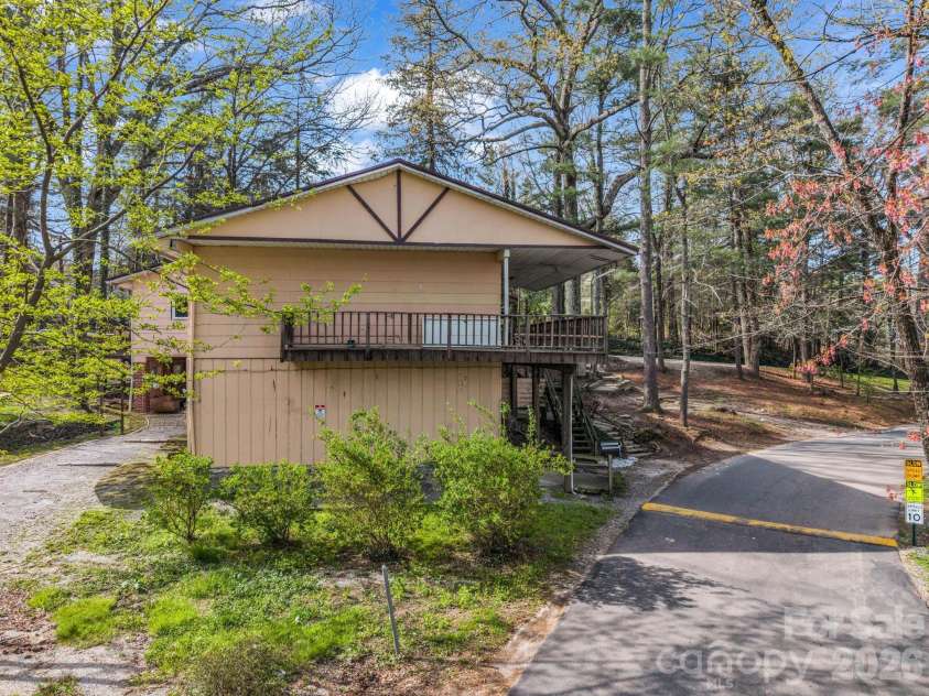 76 Adeles Way, Hendersonville, NC 28792.  MLS# CAR4368452, YatesRealty ID 26789. 