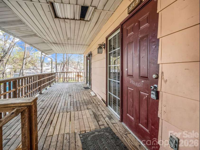 76 Adeles Way, Hendersonville, NC 28792.  MLS# CAR4368452, YatesRealty ID 26789. 