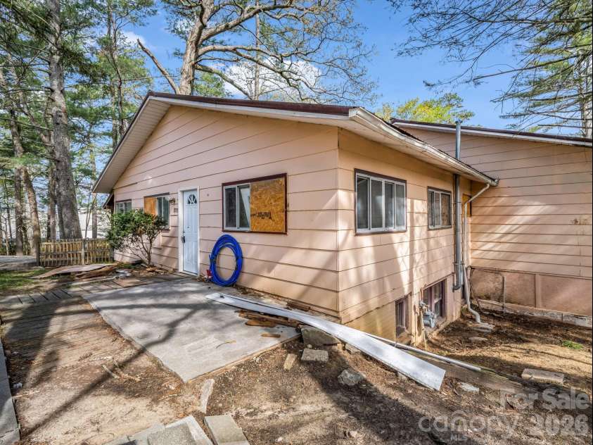 76 Adeles Way, Hendersonville, NC 28792.  MLS# CAR4368452, YatesRealty ID 26789. 