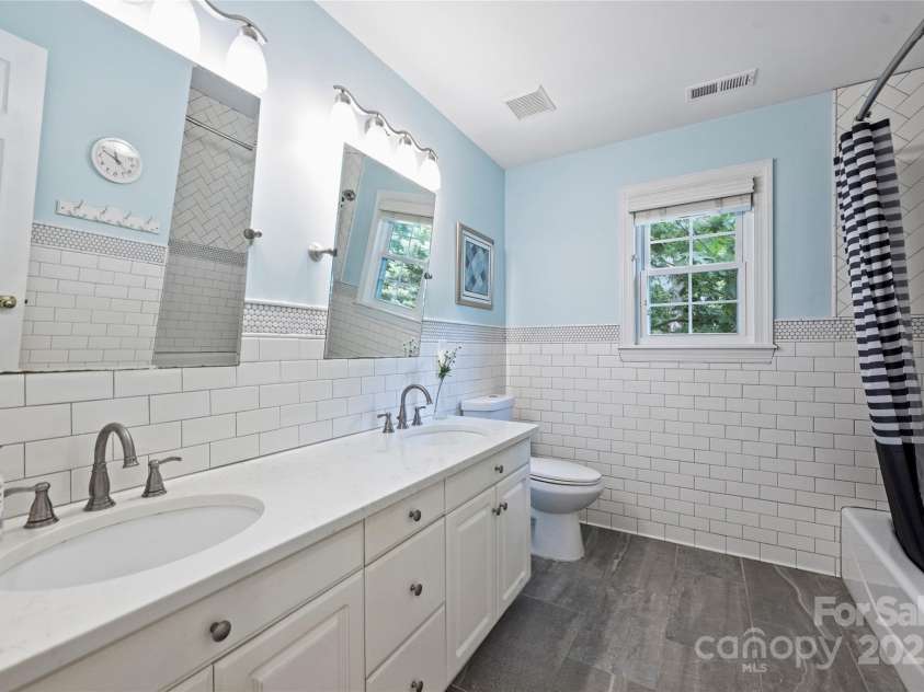 8917 New Oak Lane, Huntersville, NC 28078.  MLS# CAR4282861, YatesRealty ID 26789. 2nd Full Bathroom Upper