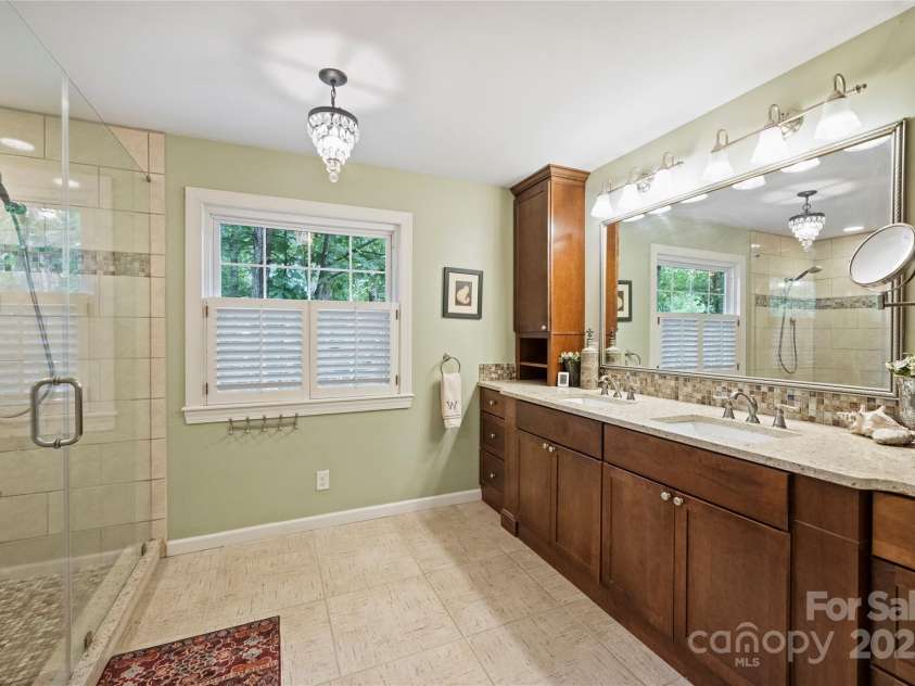 8917 New Oak Lane, Huntersville, NC 28078.  MLS# CAR4282861, YatesRealty ID 26789. Primary En Suite Full Bathroom
