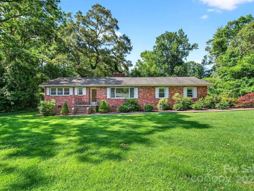 3135 Charlyne Drive, Hendersonville, NC 28792.  MLS# CAR4280457, YatesRealty ID 26791. 