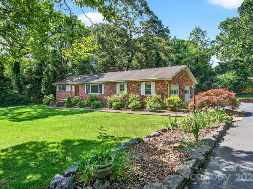 3135 Charlyne Drive, Hendersonville, NC 28792.  MLS# CAR4280457, YatesRealty ID 26791. 