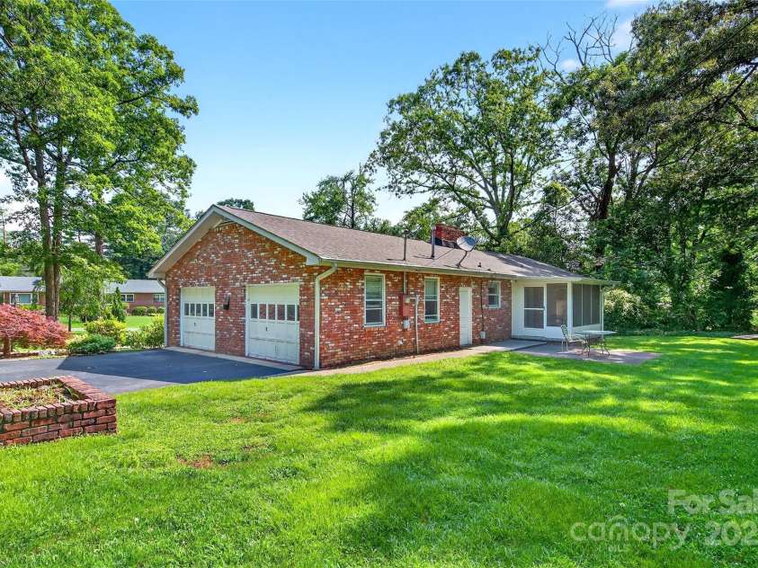 3135 Charlyne Drive, Hendersonville, NC 28792.  MLS# CAR4280457, YatesRealty ID 26791. 