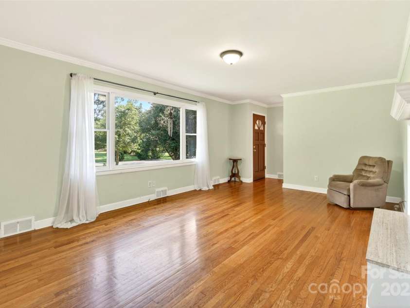 3135 Charlyne Drive, Hendersonville, NC 28792.  MLS# CAR4280457, YatesRealty ID 26791. 