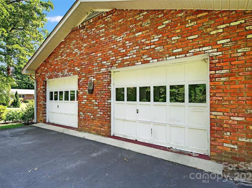 3135 Charlyne Drive, Hendersonville, NC 28792.  MLS# CAR4280457, YatesRealty ID 26791. 