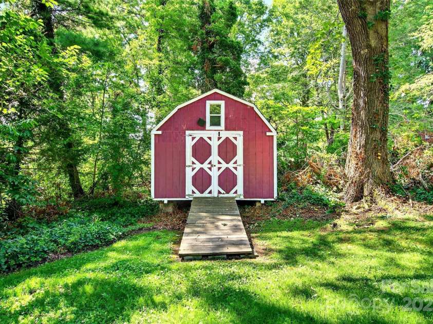 3135 Charlyne Drive, Hendersonville, NC 28792.  MLS# CAR4280457, YatesRealty ID 26791. 