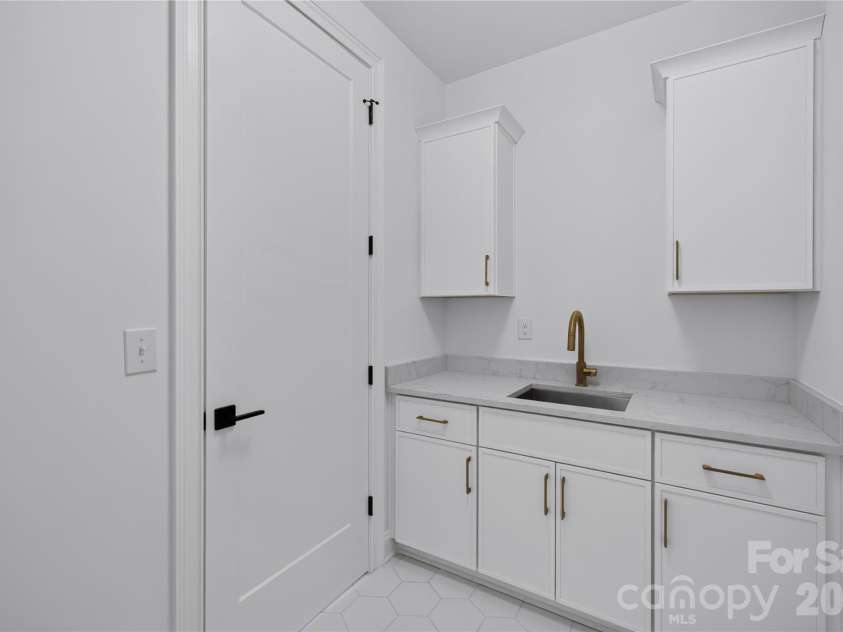 417 Cama Street, Charlotte, NC 28217.  MLS# CAR4380896, YatesRealty ID 26793. Laundry room