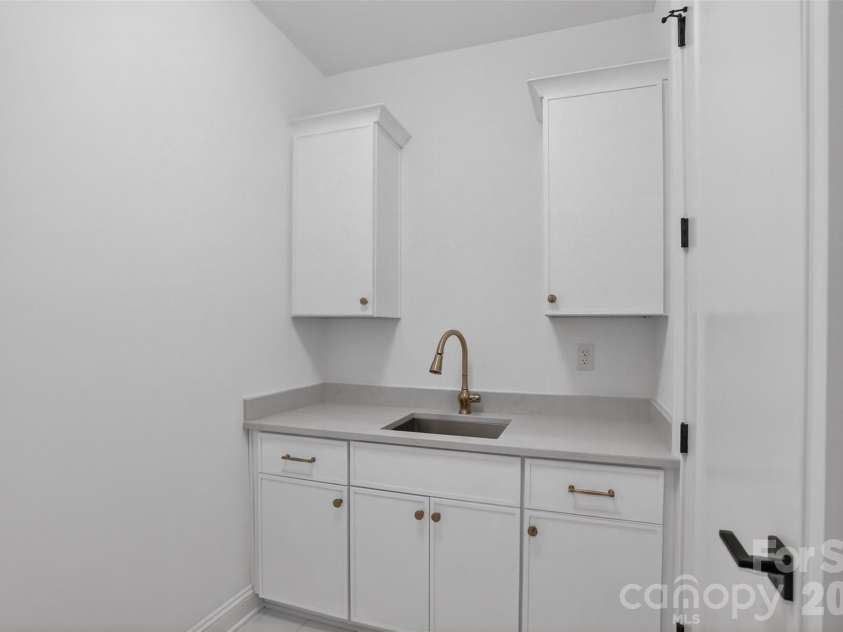 421 Cama Street, Charlotte, NC 28217.  MLS# CAR4380920, YatesRealty ID 26794. Laundry room