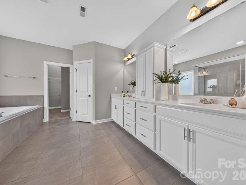 366 Hampton Trail Drive, Fort Mill, SC 29708.  MLS# CAR4400285, YatesRealty ID 26795. Primary Bath