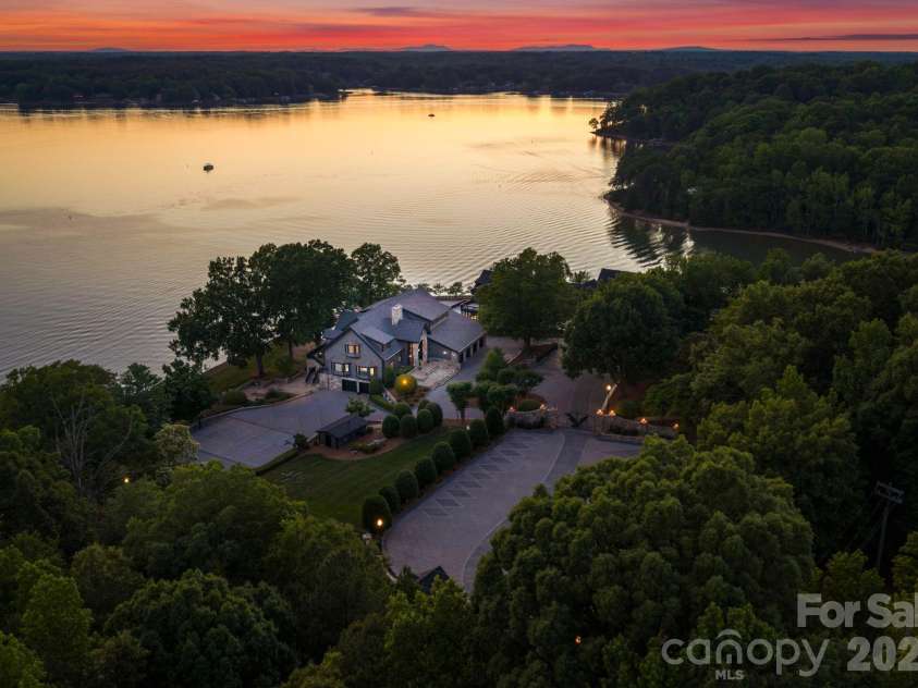 9719 Nine Eagles Lane, Charlotte, NC 28278.  MLS# CAR4388347, YatesRealty ID 26796. 