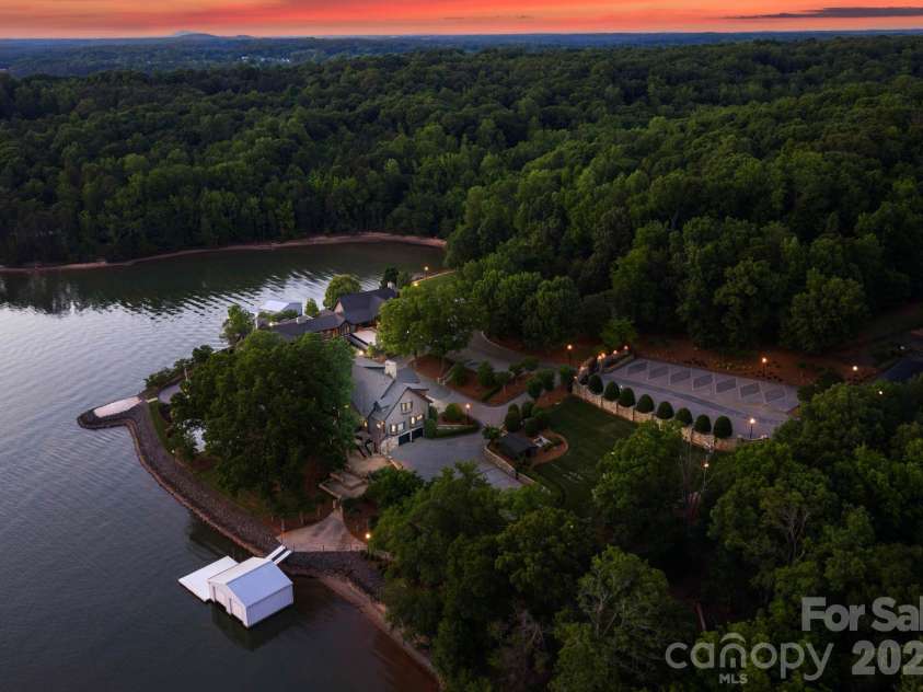 9719 Nine Eagles Lane, Charlotte, NC 28278.  MLS# CAR4388347, YatesRealty ID 26796. 