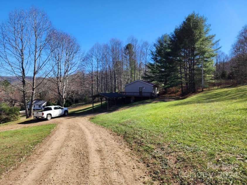 20 Coventry Lane, Burnsville, NC 28714.  MLS# CAR4199768, YatesRealty ID 268. Driveway