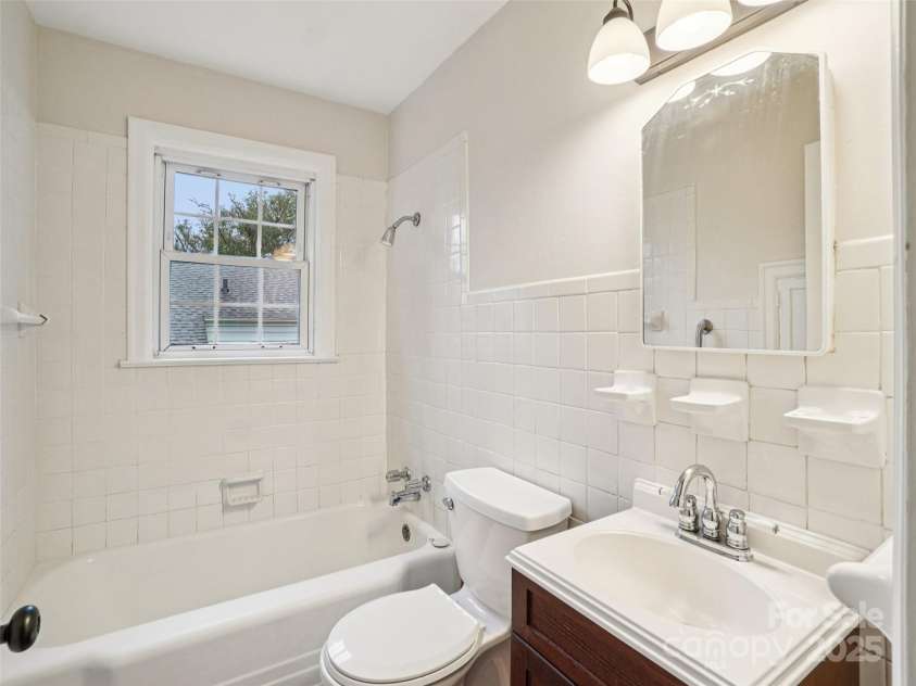 34 Parkview Drive, Brevard, NC 28712.  MLS# CAR4316145, YatesRealty ID 268. Full Bathroom