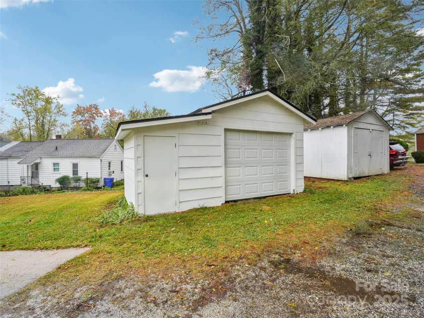 34 Parkview Drive, Brevard, NC 28712.  MLS# CAR4316145, YatesRealty ID 268. Garage